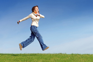 Woman jumping, skipping - mujer saltando