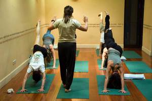 Mujeres haciendo Hatha Yoga